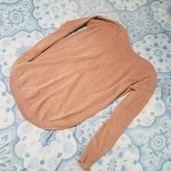 Nice sweater - Picture 1 of 3